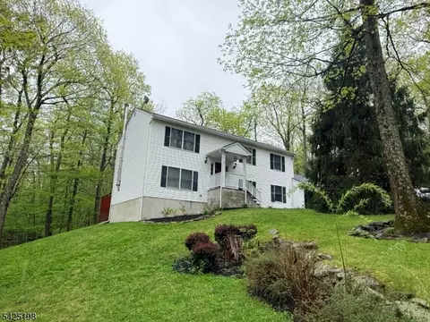 8 Cold Spring Dr, Highland Lakes, NJ 07422