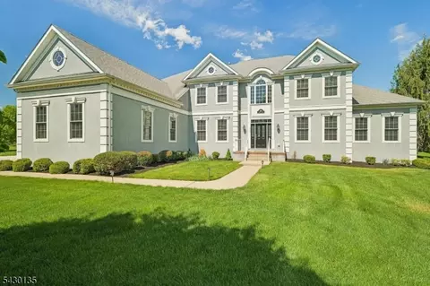 384 Bennetts Ln, Somerset, NJ 08873
