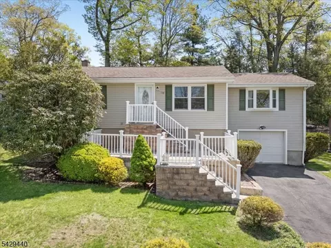 119 Rollins Trl, Hopatcong, NJ 07843