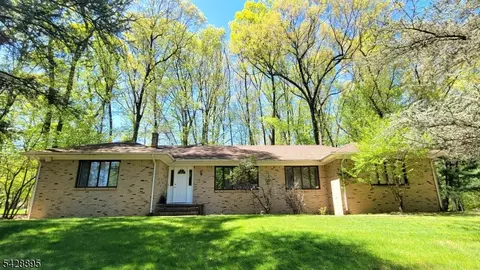 8 De Hart Rd, Parsippany, NJ 07054