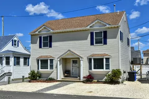 126 Bayberry Rd, Lavallette, NJ 08735