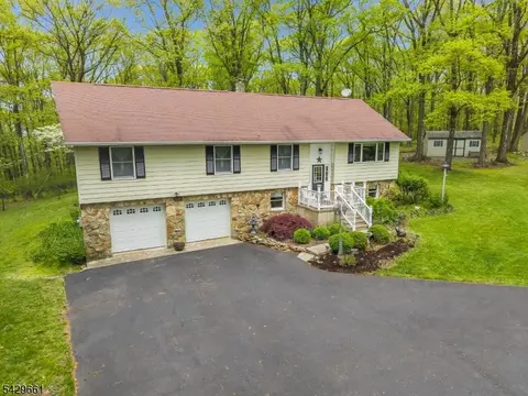 87 Buckhorn Dr, White Twp, NJ 07823