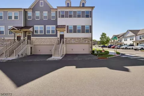 1 Periwinkle Ln, Warren, NJ 07059