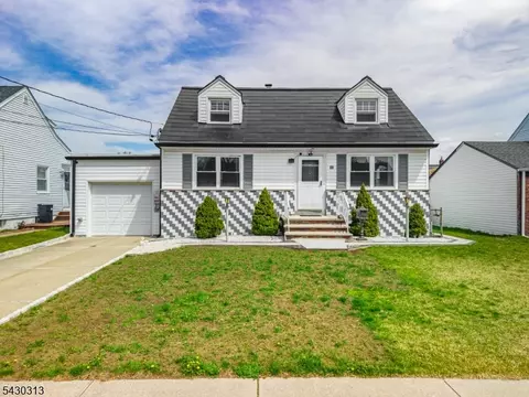 40 South Dr, Rochelle Park, NJ 07662