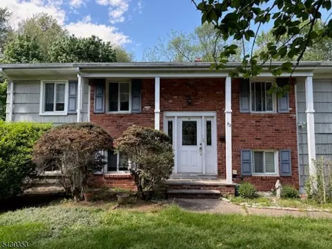 92 Fairway Dr, East Hanover, NJ 07936