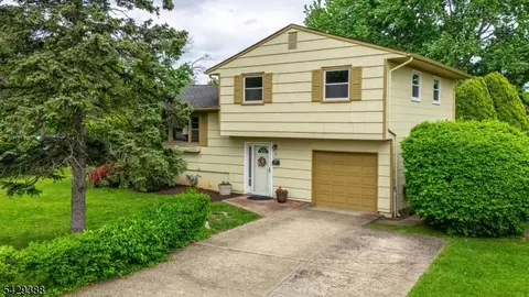 2 Moryan Rd, Edison, NJ 08817