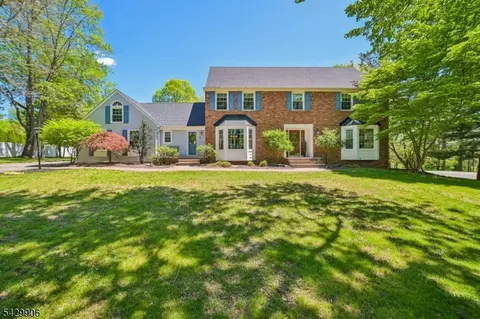 6 Windsor Ct, Annandale, NJ 08801