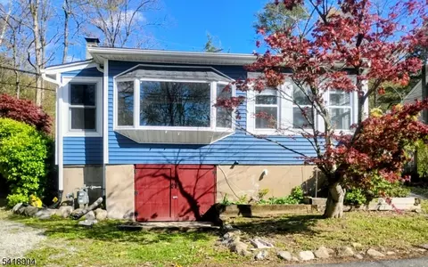 32 Laurel Dr, Oak Ridge, NJ 07438