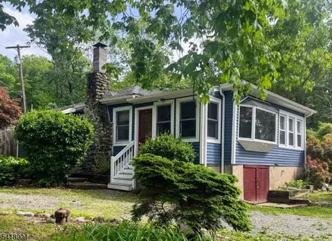 32 Laurel Dr, Oak Ridge, NJ 07438