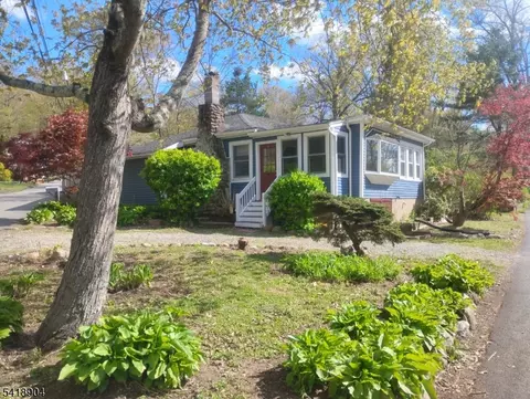 32 Laurel Dr, Oak Ridge, NJ 07438