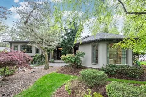 31 Sherwood Dr, Hillsdale, NJ 07642