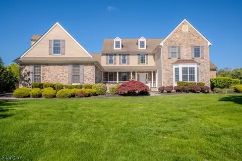 2 Linwood Dr, Monroe Township, NJ 08831