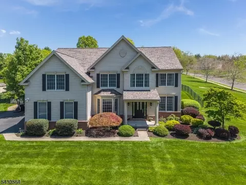 9 Hawk Dr, Ringoes, NJ 08551