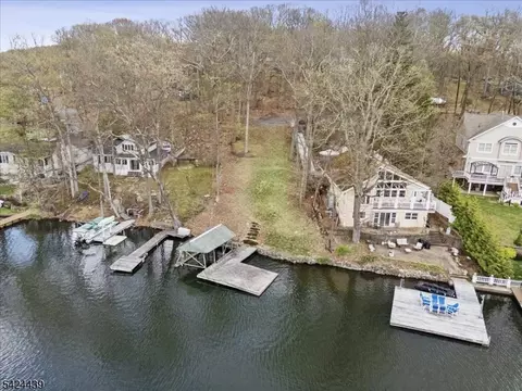 8 Oneida Ave, Hopatcong Boro, NJ 07843