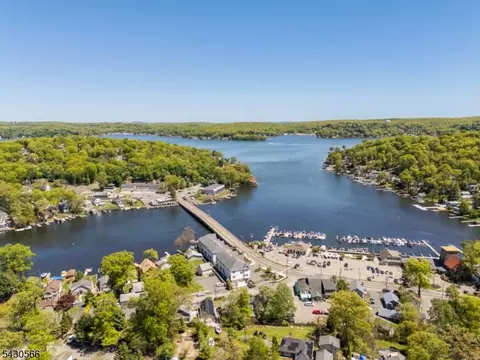 8 Oneida Ave, Hopatcong Boro, NJ 07843