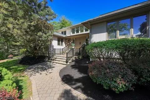 29 Deer Path Cir, Green Brook, NJ 08812