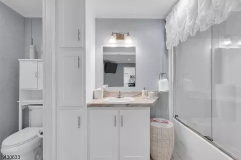 Bath - 9 White Birch Park, Hampton, NJ 08827 photo 3 of 4