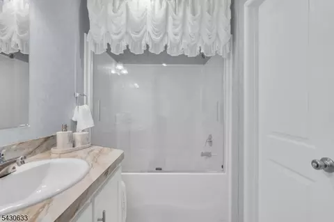 Bath - 9 White Birch Park, Hampton, NJ 08827 photo 4 of 4