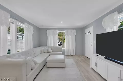 Living - 9 White Birch Park, Hampton, NJ 08827 photo 2 of 3