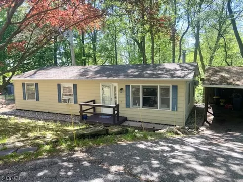 11 Overlook Dr, High Bridge, NJ 08829
