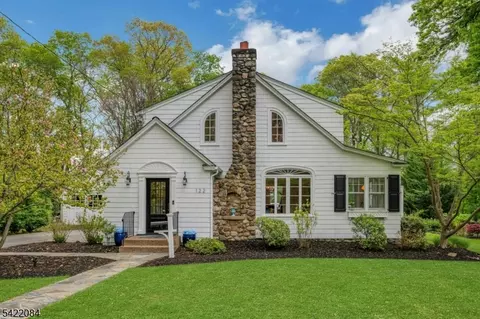 122 Kenilworth Rd, Mountain Lakes, NJ 07046