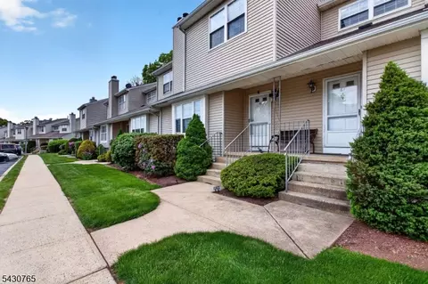 61 Freemont Ct, Somerset, NJ 08873