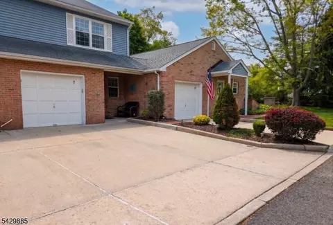 7 Esther Ct, Lebanon, NJ 08833