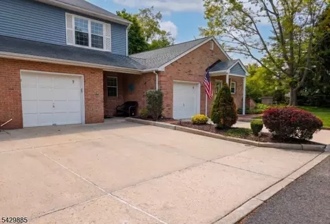 7 Esther Ct, Lebanon, NJ 08833