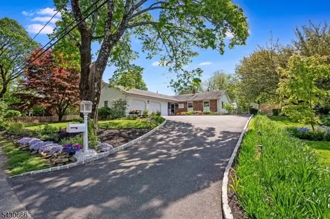 4 Hillcrest Ave, Mendham, NJ 07945