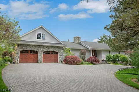 35 Ski Hill Dr, Bedminster, NJ 07921