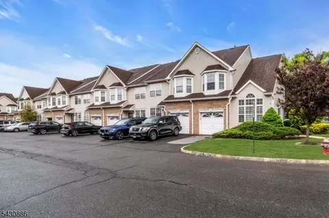 9 Stallion Ct, Somerset, NJ 08873