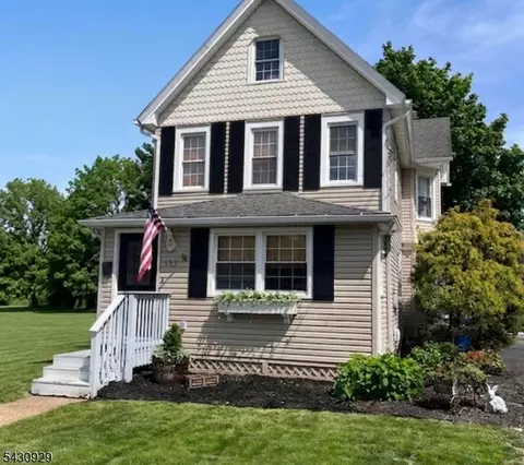 323 Church St, Belford, NJ 07718