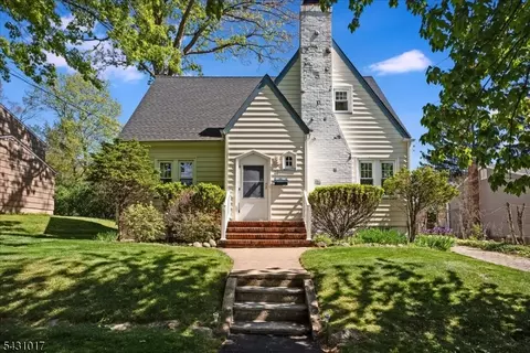 28 Berkeley Pl, Livingston, NJ 07039