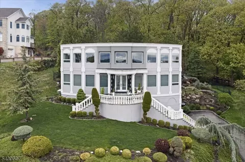 47 Mountainwood Ct, Totowa, NJ 07512