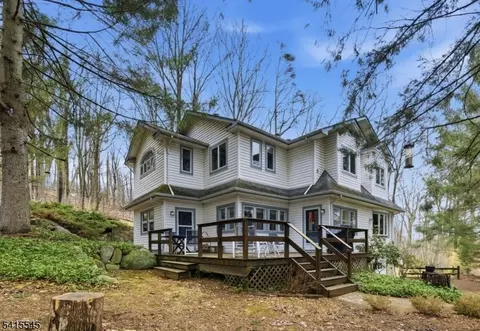 4 Emmet Roche Dr, Boonton, NJ 07005