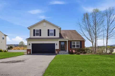 27 Lambert St, Washington, NJ 07882