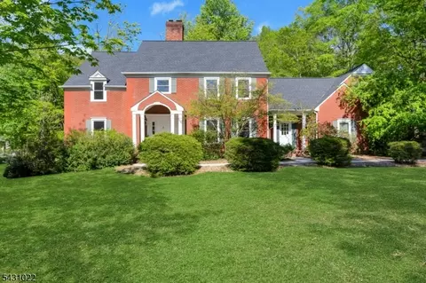 22 Sandalwood Dr, Warren, NJ 07059