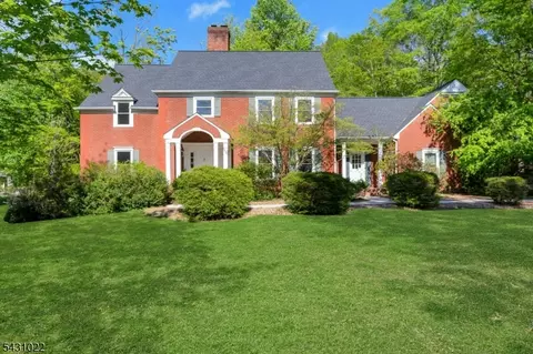 22 Sandalwood Dr, Warren, NJ 07059