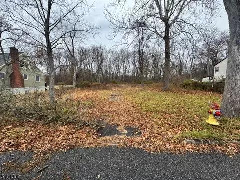 32 Lake Shore Dr, Lake Hiawatha, NJ 07034