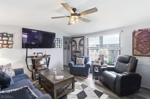 195 W Main St #D, Chester, NJ 07930
