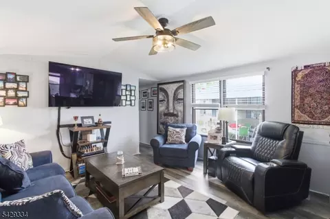 195 W Main St #D, Chester, NJ 07930