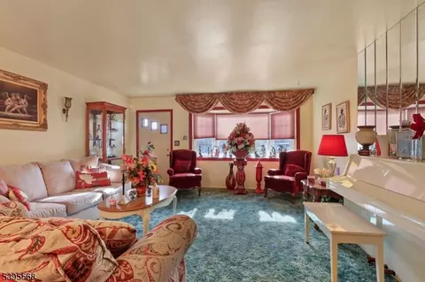 Living - 32 Ruby St, Springfield, NJ 07081 photo 2 of 4