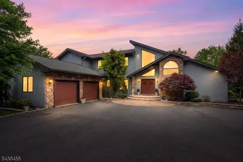 89 Columbus Ave, Totowa, NJ 07512