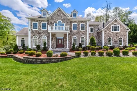 8 Peach Tree Ln, Chester, NJ 07930