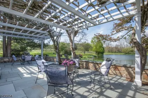 77 Homestead Rd, Tewksbury Twp, NJ 07830