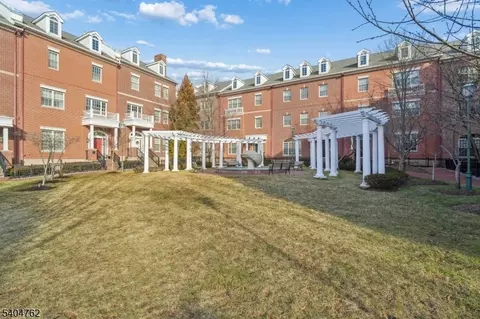 8 Bellcourt Pl, Livingston, NJ 07039