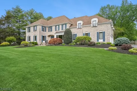 36 Pheasant Run Dr, Basking Ridge, NJ 07920