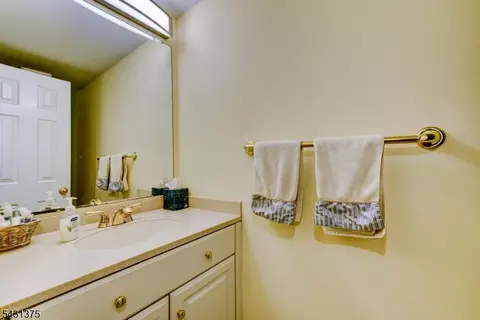 40 Worcester Dr, Wayne, NJ 07470 photo 6