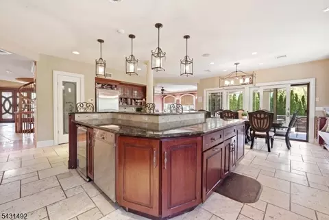 305 Blauvelt Ct, Paramus, NJ 07652 photo 16