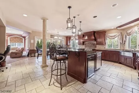 305 Blauvelt Ct, Paramus, NJ 07652 photo 17